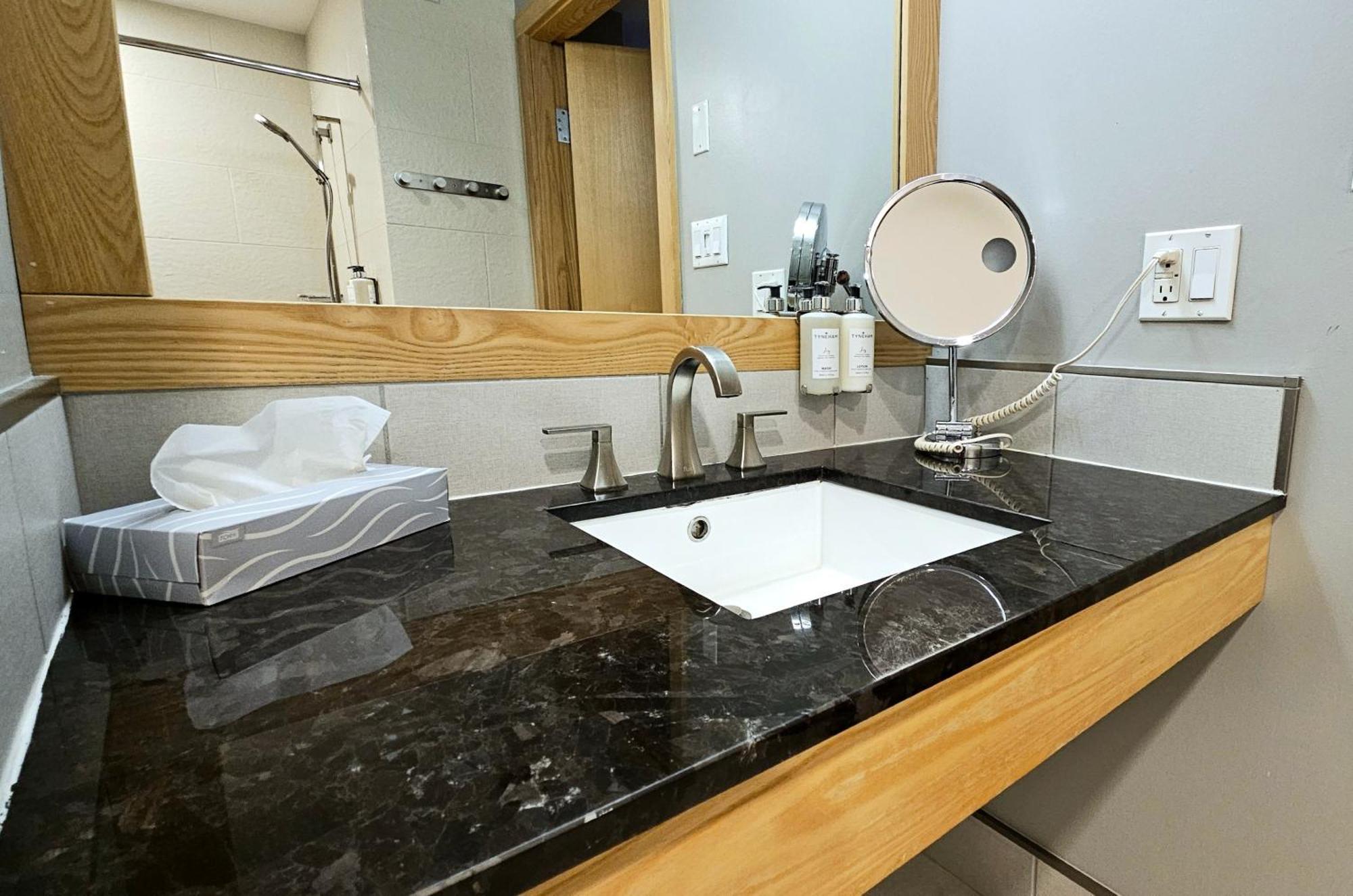 Brentwood Bay Resort & Spa Esterno foto